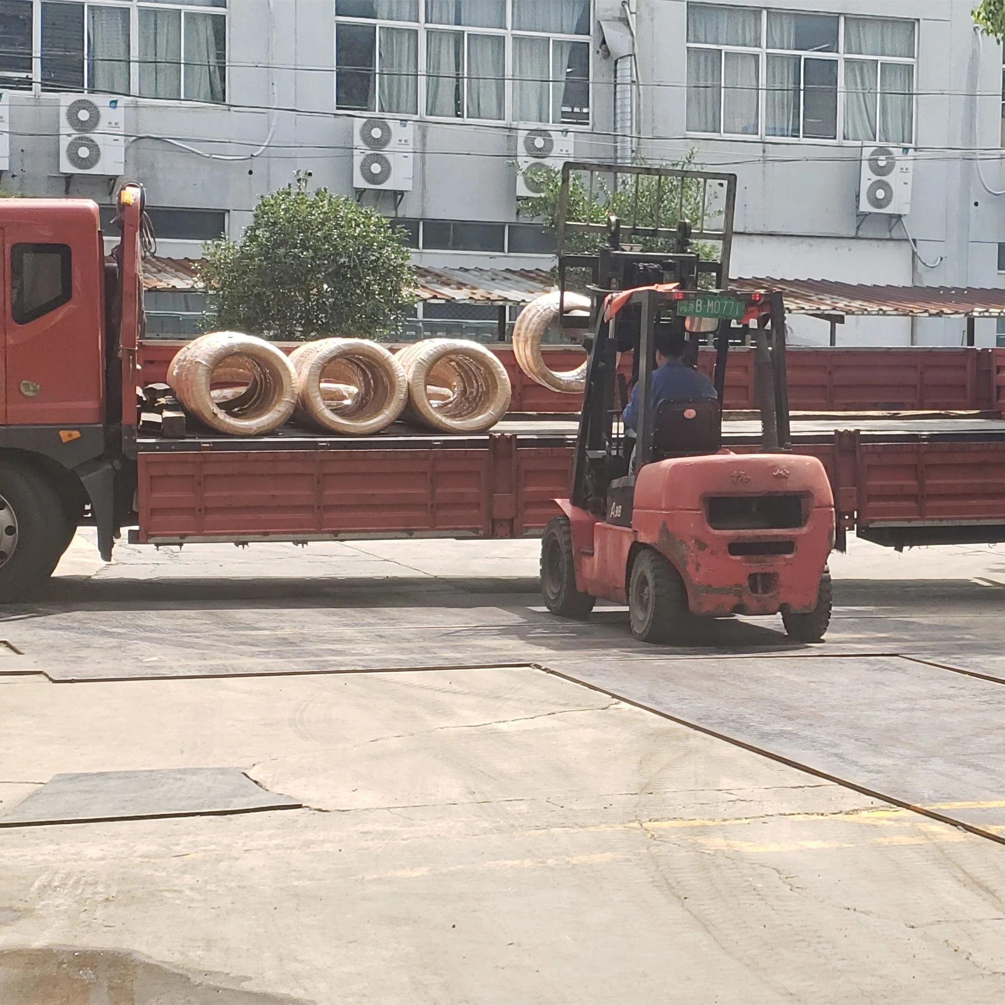 Pesanan Kawat Baja Sedang Dimuat Dan Dikirim