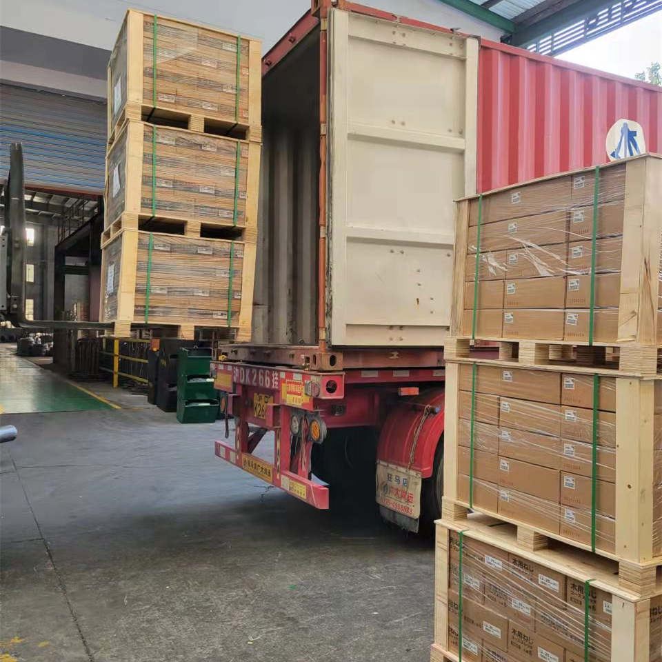 Sejumlah Produk Sekrup Yang Dibutuhkan Pelanggan Jepang Sedang Dikemas Dan Ak...